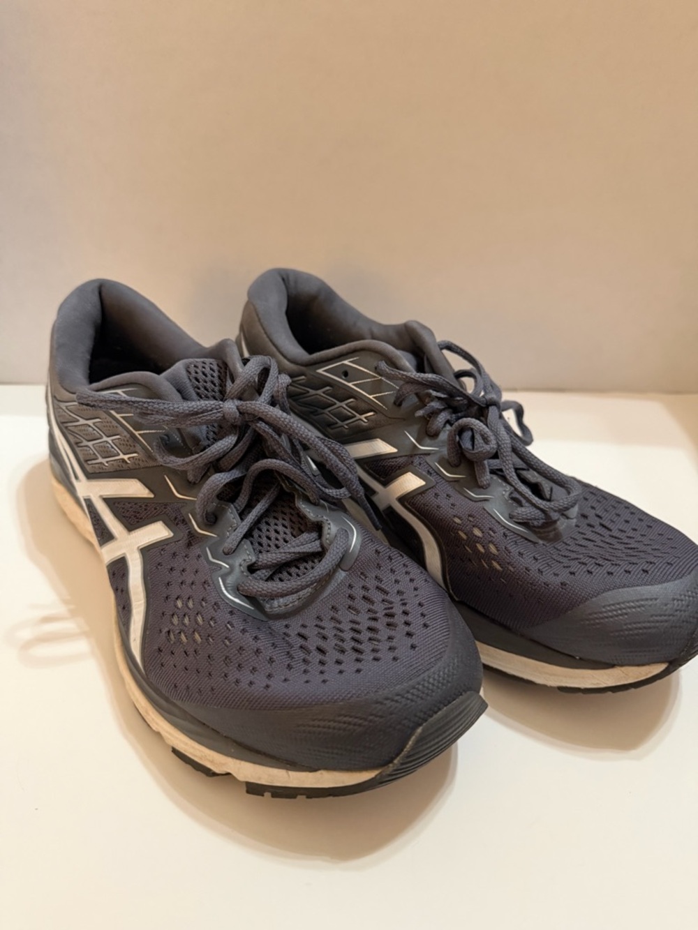ASICS Men's Gray Running Shoes - Supportive Gel Cushioning size 8